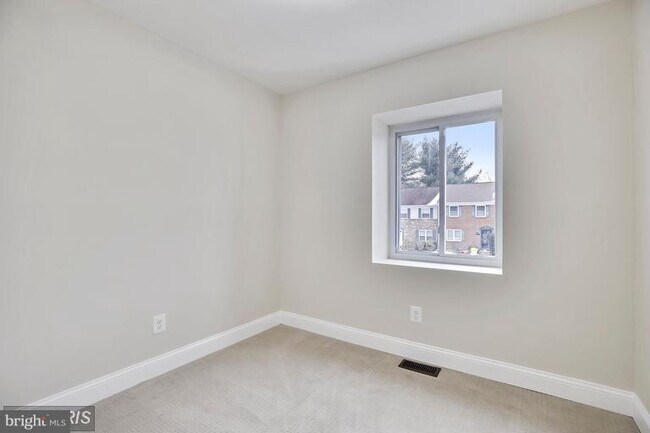 Building Photo - 2050 Forest Hill Ln