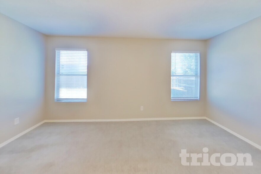 Building Photo - 2328 White Oak Dr