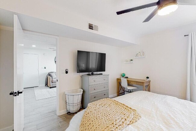 Building Photo - 8055 E Thomas Rd