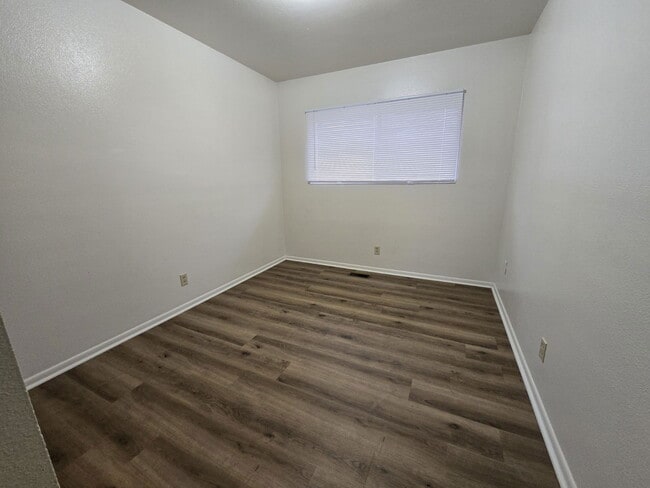 Building Photo - 861 NE Alameda Ave