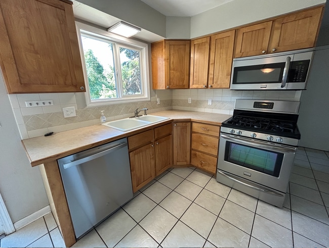 Building Photo - 3 Bed, 1.5 Bath with Spacious Backyard!