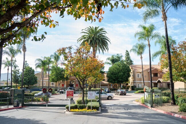 Building Photo - Ground floor spacious 2 Bedroom Condo near pool and gym