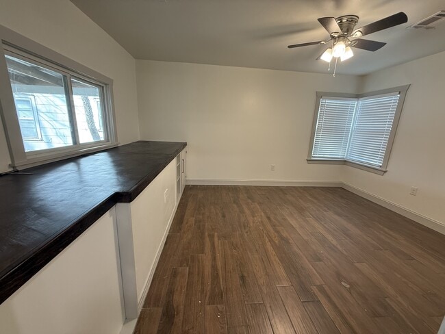 Building Photo - 1802 W 6th Ave