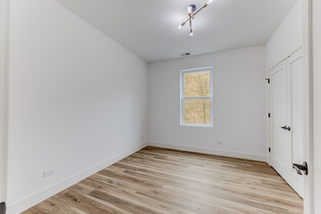 Building Photo - 5921 S Calumet Ave