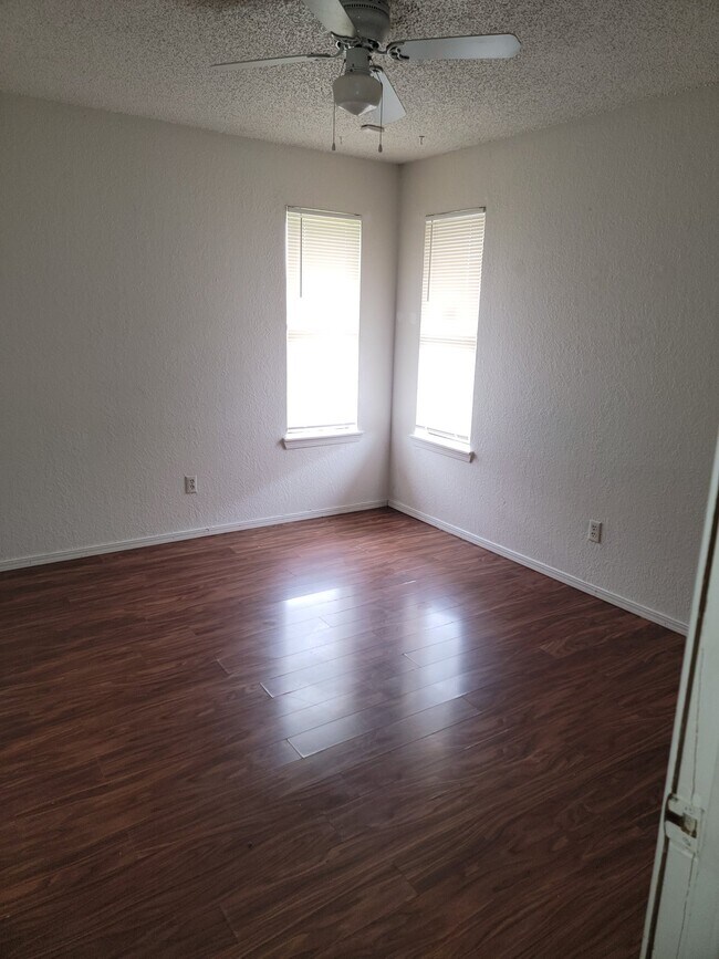 Building Photo - 8112 Azalea Ave
