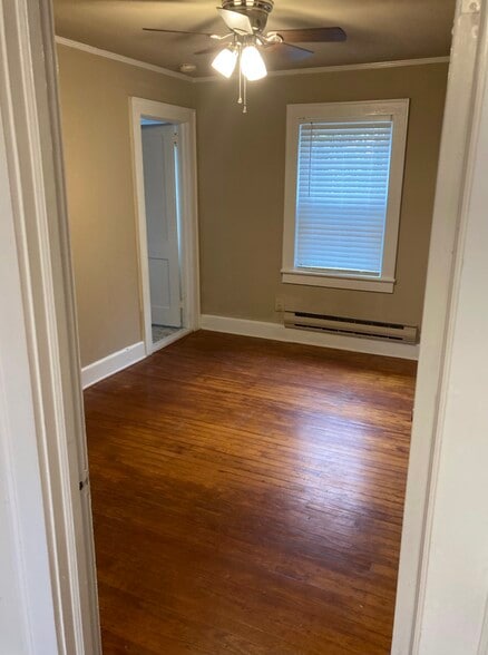 Master bedroom - 100 E Fearing St