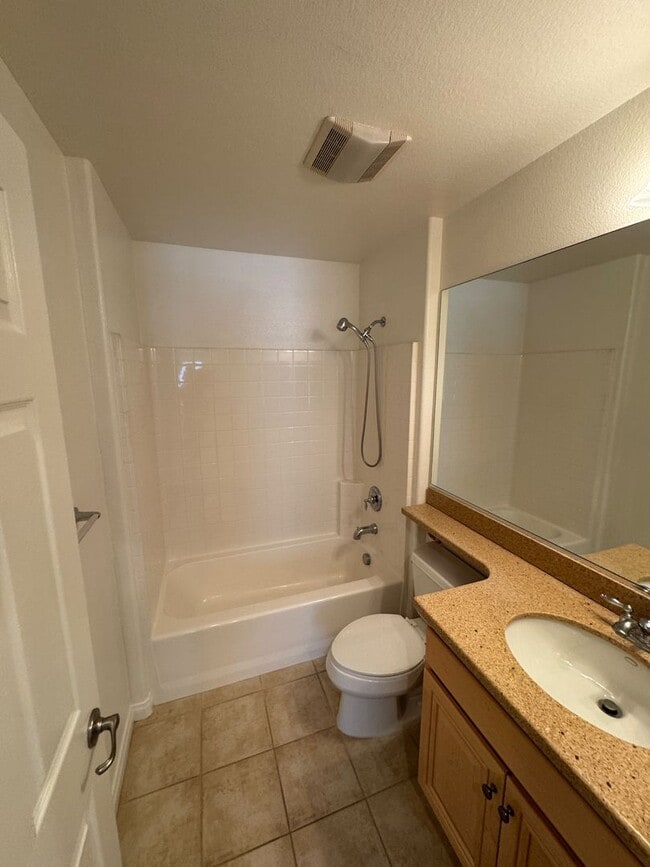 Building Photo - Beautiful Mission Valley Townhome in Escal...