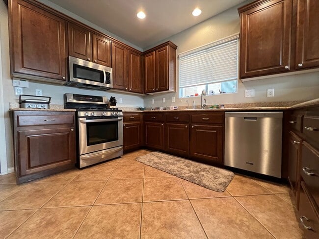 Building Photo - ABSOLUTELY AMAZING! Large 4 bedroom 2 stor...