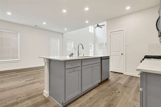 Building Photo - 31823 Autumn Spur Ln