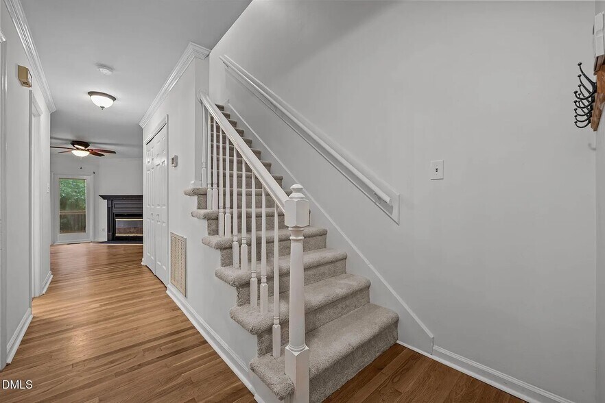 Shared Entry - 1033 Oak Lake Ct