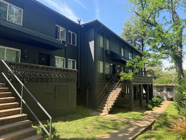 Building Photo - 1 Bed / 1 Bath Renovated Condo in South Nashville! Close to laundry! Surrounded by woods!