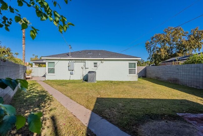 Building Photo - Fully Remodeled 3 Bed 2 Bath + Workshop wi...