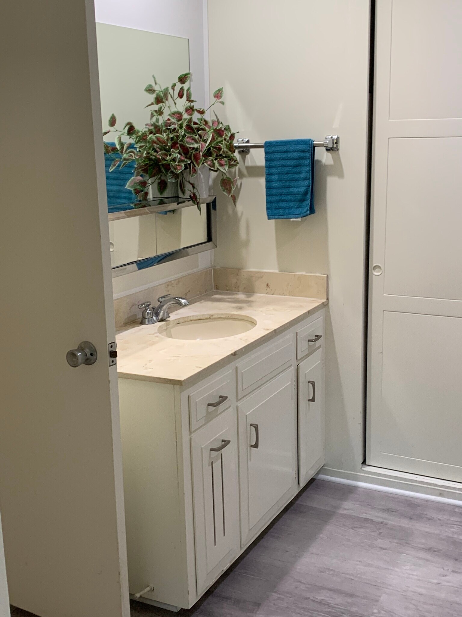 Master bathroom sink - 621 Avenida Sevilla