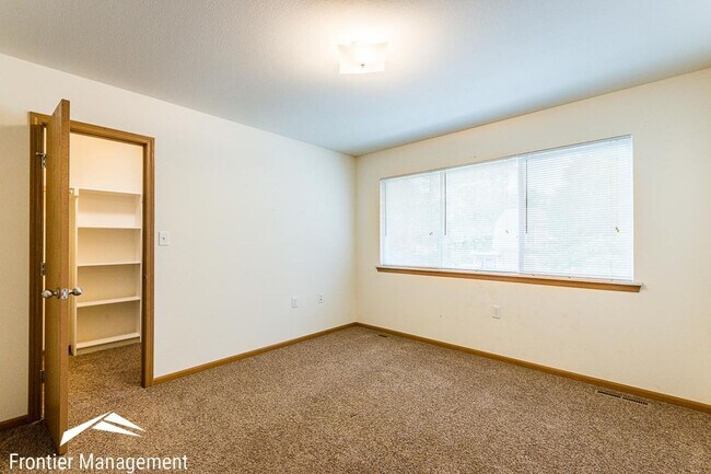 Building Photo - 402 N 10th
