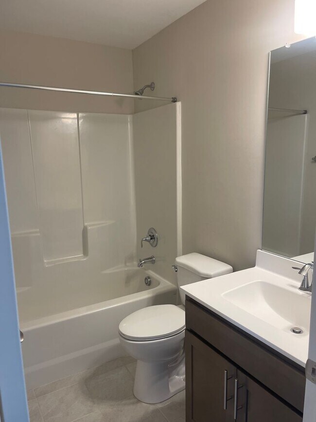 Building Photo - Stunning well kept 4 bed/ 3 bath home!