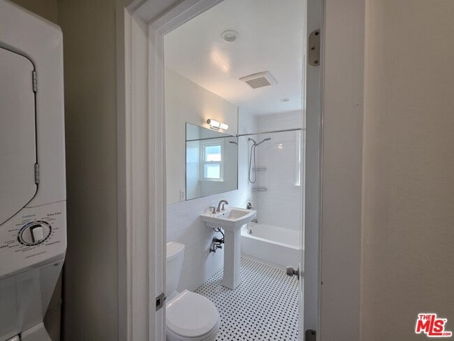 Building Photo - 102 Gaviota Ave