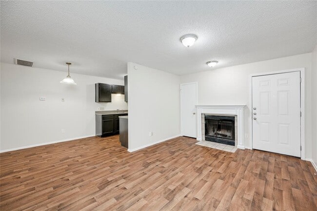 Building Photo - 6900 Branchwood Dr