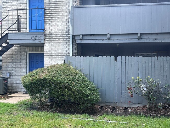 Building Photo - 9700 Leawood Blvd