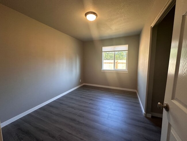 Building Photo - 3 Bedroom 2 Bath Single Family House