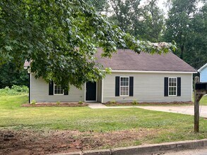 Building Photo - Charming 4 Bedroom Home