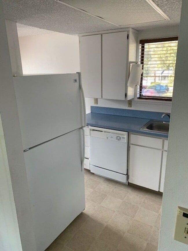 Building Photo - 2 Bed/1 Bath SE Bend Condo with Single Car...