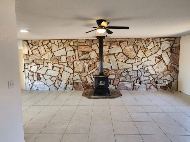 Building Photo - 1109 S Ocotillo Dr