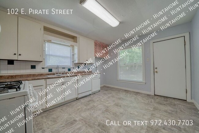 Building Photo - 102 E Pirate St