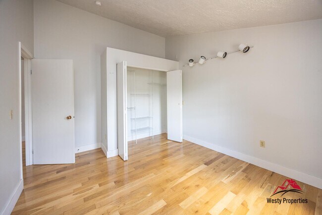 Building Photo - 2407 NE Skidmore St