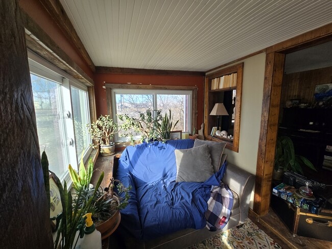 Building Photo - 417 E Tamarack St