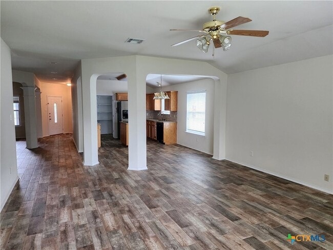Building Photo - 105 E Great Plains Trail