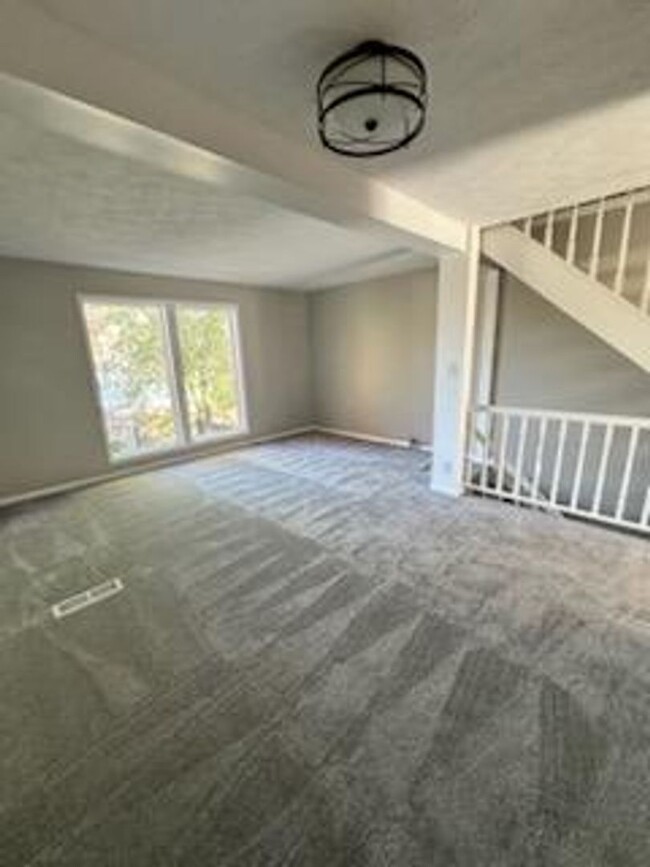 Building Photo - 2-bedroom, 1.5-bathroom townhouse in Imper...