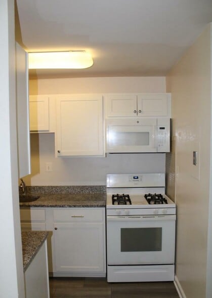 Gas stove - 7505 Riverdale Rd