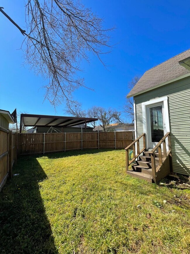 Building Photo - Cozy 2 Bed, Study/Office Room & Bath Farmhouse Cottage