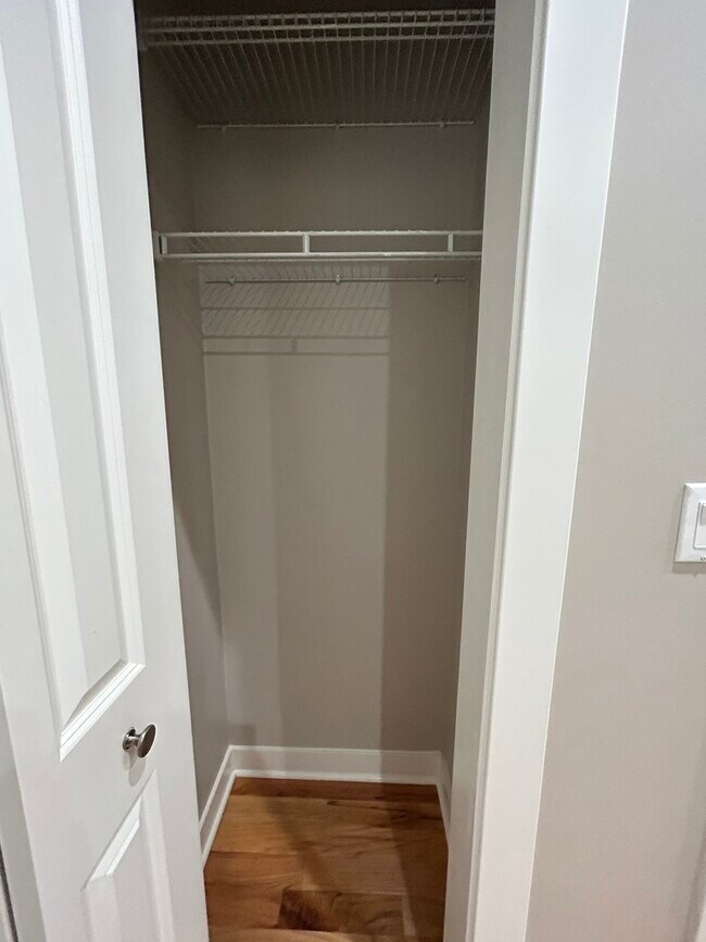 Building Photo - 753 W Buckingham Pl