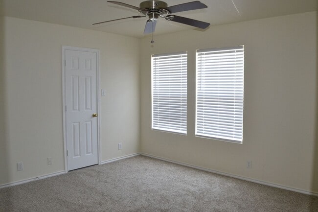 Building Photo - Beautiful 4 bedroom 3 bath 2 car garage ho...