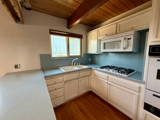Building Photo - 28762 Cedar Dr