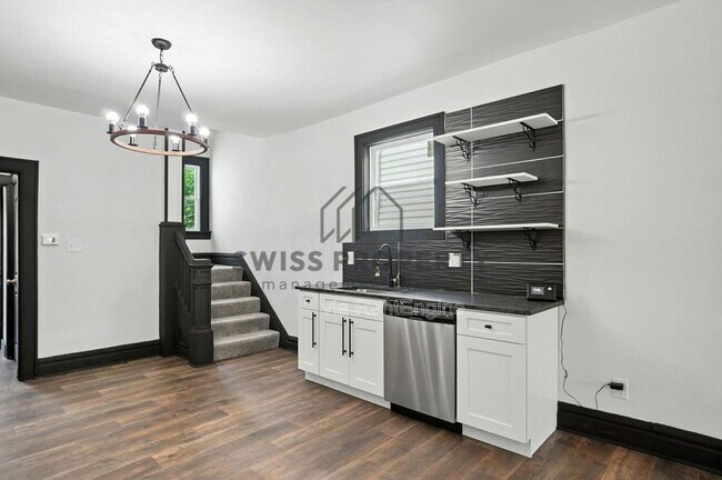 Building Photo - 889 E Livingston Ave