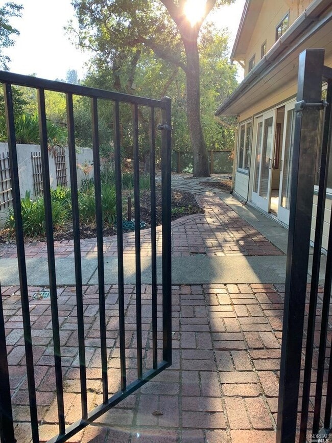 Building Photo - 848 Acalanes Rd