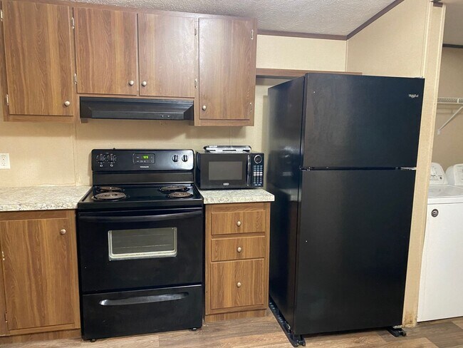 Building Photo - 2 Bedrooms, 2 Bathrooms - Home in Cedar Bluff!