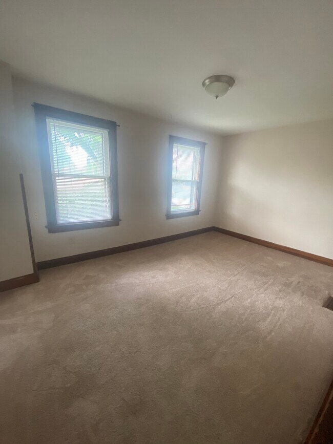 Building Photo - 315 Siebert St