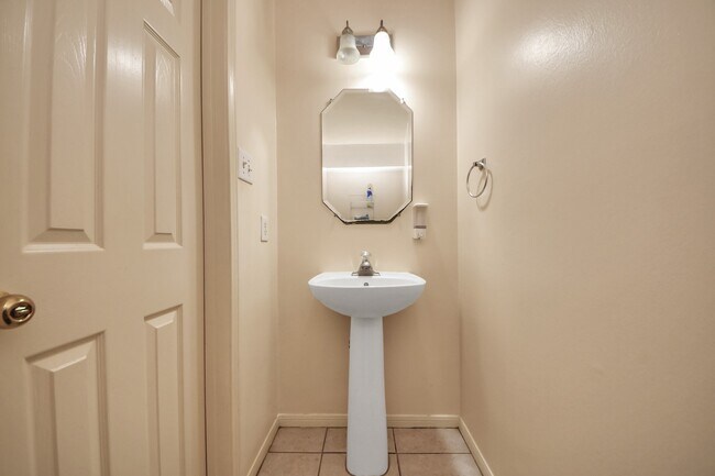 Building Photo - 1607 Parkview Ln