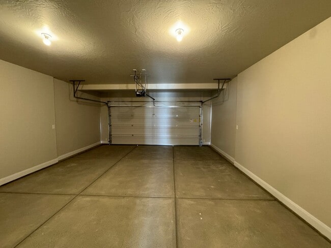 Building Photo - 3 Bed - 2.5 Bath, Large Townhouse - 2 Car Garage