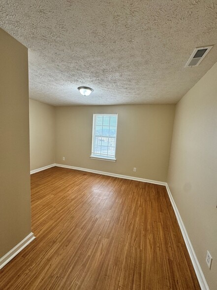 Building Photo - 302 Olive St