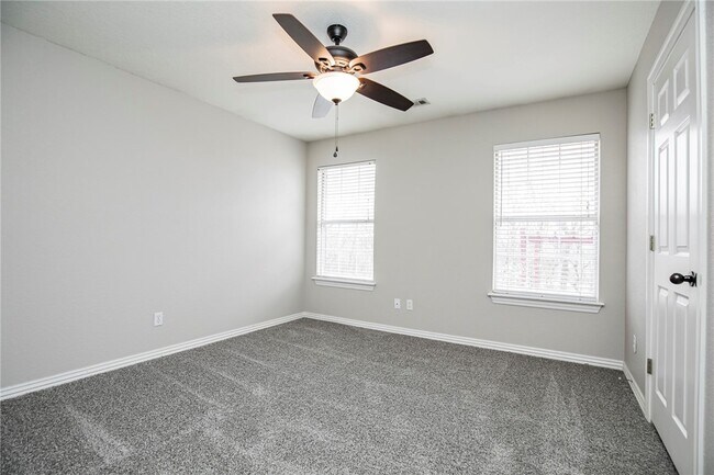 Building Photo - 2803 Foxwood Dr