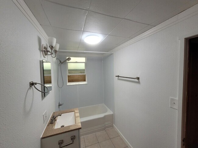 Building Photo - 2120 Russell Ave