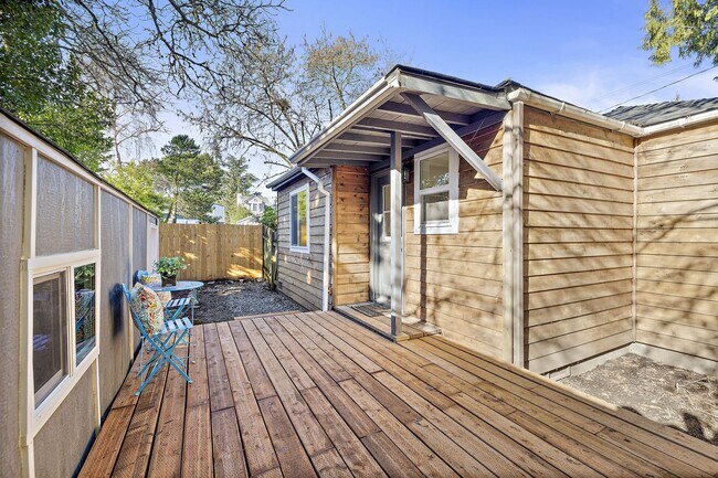 Building Photo - 2 Bedroom 1 Bathroom Charming Greenlake Home!