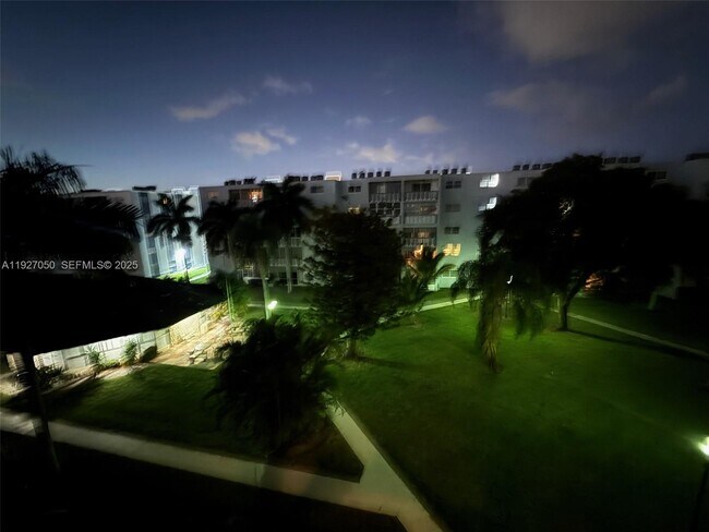 Building Photo - 219 NE 14th Ave