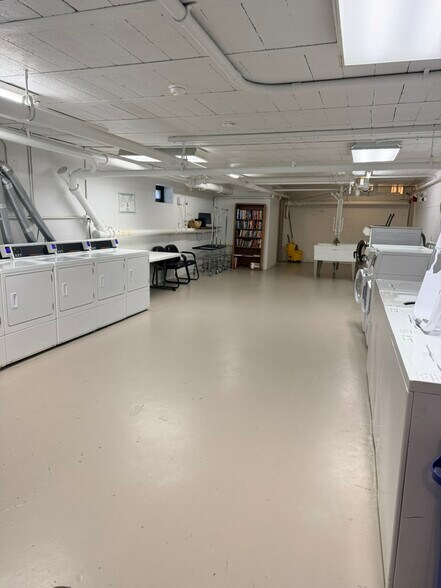 Building Photo - 708 W Bittersweet Pl