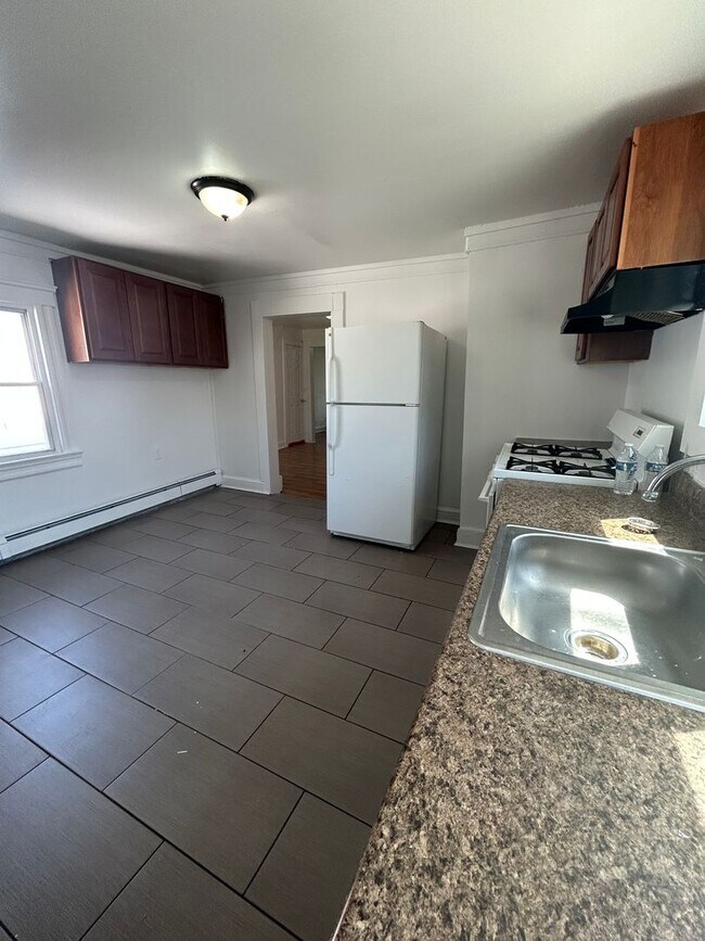 Building Photo - Lovely 4 Bedroom Single Family House in Neptune!