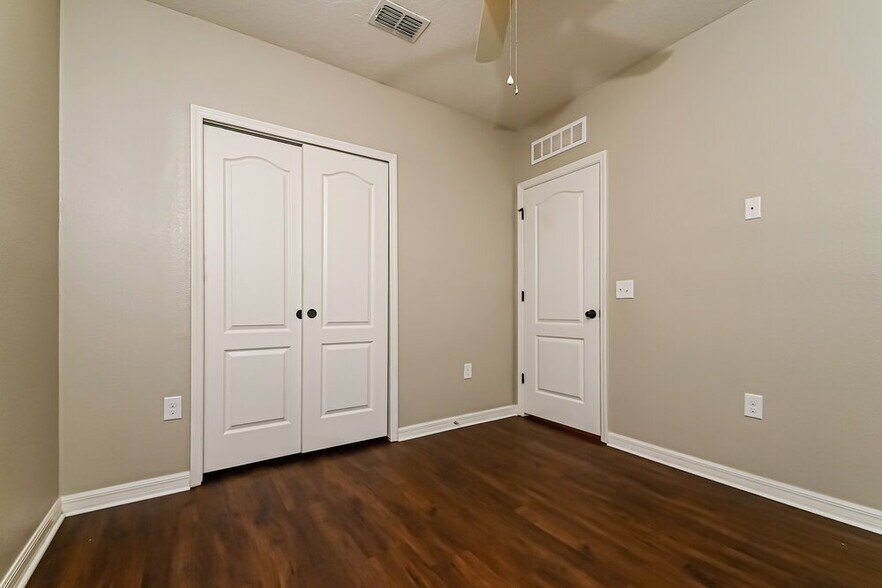 Building Photo - 10641 Laguna Plains Dr